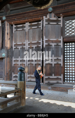 Buddhistische Priester vorbei an die großen Türen des Shoren im Tempel in Kyoto, Japan, Asien Stockfoto