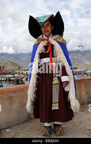 Ladakhi Frau trägt eine Tracht mit einem Perak Kopfschmuck mit Türkis, Leh, Ladakh, Nord-Indien, Himalaya, Asien Stockfoto