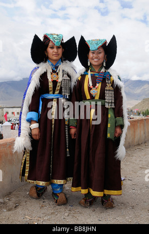 Ladakhi Frauen in traditionellen Kostümen mit Perak Kopfschmuck mit Türkis, Leh, Ladakh, Nord-Indien, Himalaya, Asien Stockfoto