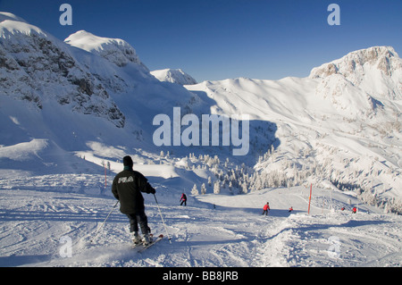 Skifahrer auf der Piste vor einem Berg Panorama, Nassfeld, Kärnten, Austria, Europe Stockfoto