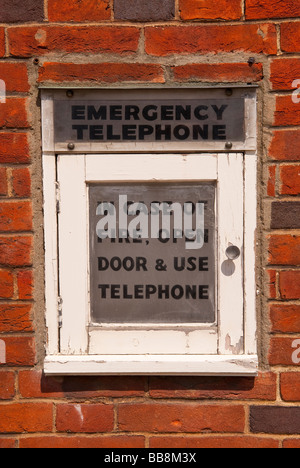 Ein Notruftelefon bei Öffnen der Feuerraumtür und Nutzung Telefon Stockfoto