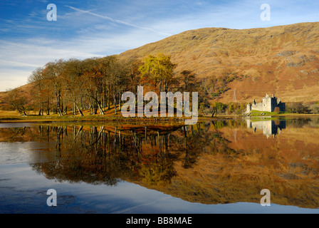 Herbst Reflexionen Kilchurn Castle am Loch Awe, Argyll, Schottland Stockfoto