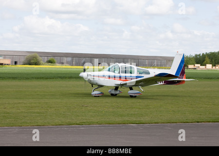 Grumman American AA-5 Traveller G-OBMW Rollen entlang der Start-und Landebahn am Breighton Flugplatz Stockfoto