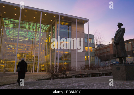 Neues Rathaus, Radhus, und Statue von König Hakon VII, Polarnacht, Winter, Tromso, Troms, Norwegen, Skandinavien Stockfoto