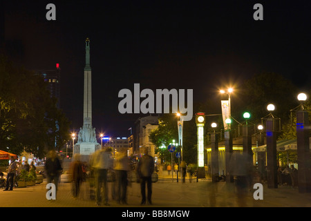 Kalku Street, Kalku Iela mit Freiheitsdenkmal, Statue of Liberty, Brivibas Piemineklis, bei Nacht, Riga, Lettland, Baltikum Stockfoto