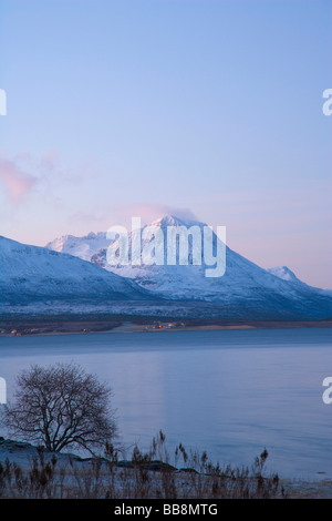 Balsnesodden, Ansicht von der Seite der Meerenge von Tromsoysundet, Tromsø Ton, Polarnacht, Winter, Tromso, Troms, Norwegen Stockfoto