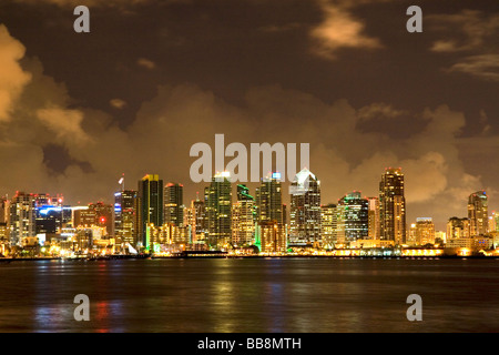 Skyline von San Diego in der Nacht im südlichen Kalifornien USA Stockfoto