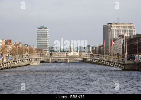 Penny Ha'penny Bridge bei Wellington Liffey Brücke, Dublin, Irland Stockfoto