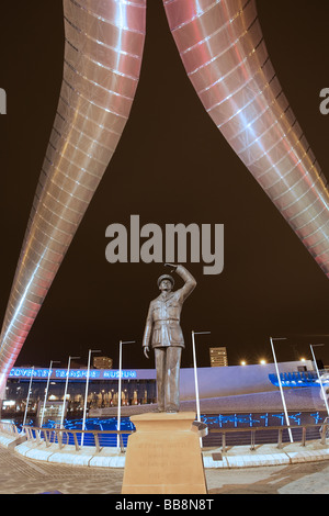 Millennium Hotel Coventry nachts zeigt die Whittle Arch und Sir Frank Whittle Denkmal-Skulptur, West Midlands von England Stockfoto