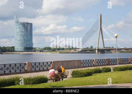 Kabelbrücke, kippt Vansu über Daugava und Saules Akmens Gebäude, Riga, Lettland Stockfoto