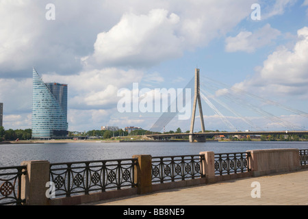 Kabelbrücke, kippt Vansu über Daugava und Saules Akmens Gebäude, Riga, Lettland Stockfoto