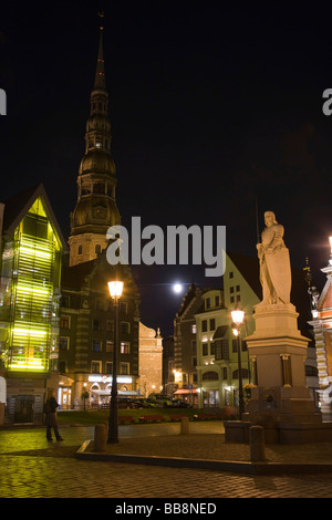 St. Peter Kirche, Peterbaznica bei Nacht, Ratslaukums, Altstadt, Vecriga, Riga, Lettland Stockfoto