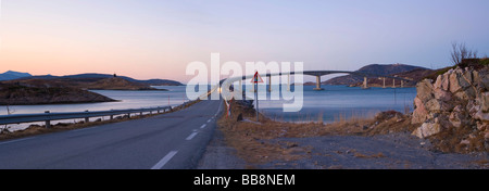 Sommaroy Brücke, Sommaroybrua, Sommaroy, Kvaloya, Kvaloya, Insel, Polarnacht, Winter, Tromsø, Norwegen Stockfoto