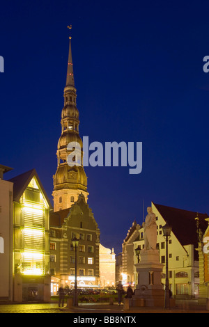 St Peter Kirche, Peterbaznica und Haus Mitesser, Melngalvju Nams nachts, Rathausplatz, Ratslaukums, Altstadt, Vecrig Stockfoto