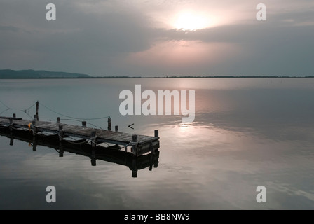 Ein Fischerei-Kai Potente an der Lagune von Orbetello bei Sonnenuntergang Stockfoto