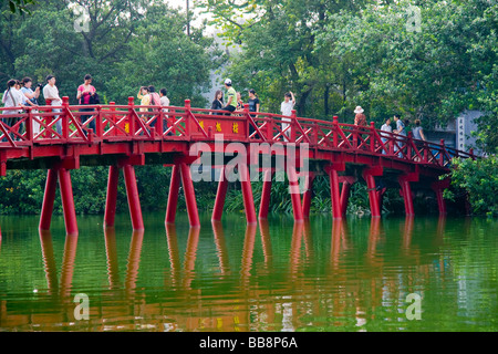 Die Huc Brücke bildet den Übergang über Ho An Kiem-See im alten Viertel Hanoi, Vietnam Stockfoto