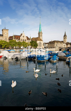 Altstadt von Zürich am Fluss Limmat, Fraumünster Kirche auf der linken Seite, St. Peterskirche Kirche auf der rechten Seite, Zürich, Switz Stockfoto