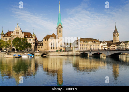Altstadt von Zürich am Fluss Limmat, Fraumünster Kirche und Muensterbruecke Brücke, St. Peterskirche Kirche auf der rechten Seite Stockfoto