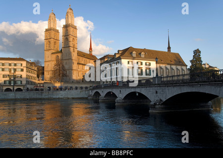 Altstadt von Zürich am Fluss Limmat, Muensterbruecke Brücke, Grossmuenster Münster und die Wasserkirche Kirche, Zürich, S Stockfoto