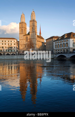 Altstadt von Zürich am Fluss Limmat, Grossmuenster Münster, Zürich, Schweiz, Europa Stockfoto