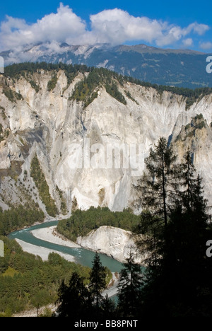 Steilen Kalksteinfelsen und beeindruckende Felsformationen an der Schleife des Rheins Chrummwag, Rhein Canyon oder Ruinaulta, Vorde Stockfoto