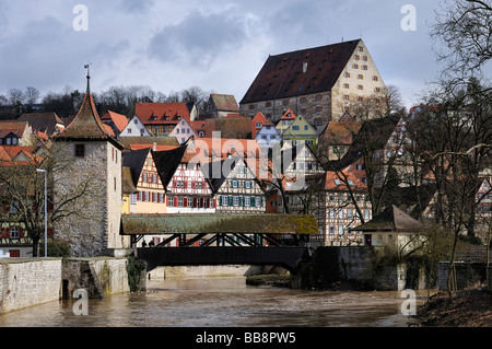 Blick auf die Altstadt von Schwäbisch Hall mit den Sulfer Steg Brücke überqueren den Fluss Kocher Sulphur Stockfoto