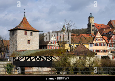 Blick auf die Altstadt von Schwäbisch Hall mit den Sulfer Steg Brücke überqueren den Fluss Kocher Sulphur Stockfoto