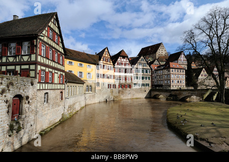 Blick auf die historische Kocherfront oder Kocherpartie Fassade des Schwäbisch Hall, Landkreis Schwäbisch Hall, Baden-Württemberg Stockfoto