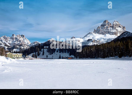 Gefrorene See Misurina mit Blick auf Tre Cime di Lavaredo, drei Zinnen, Dolomiten, Veneto, Italien, Europa Stockfoto