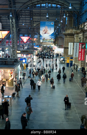 Massen im Hauptbahnhof, Frankfurt Hauptbahnhof, Frankfurt, Hessen, Deutschland. Stockfoto