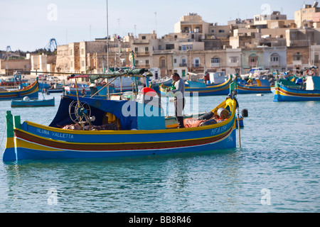 Traditionellen maltesischen Fischerboot, genannt Luzzu, Hafen von Marsaxlokk, Malta, Europa Stockfoto