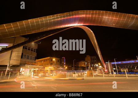 Millennium Hotel Coventry nachts zeigt die Whittle Arch und Sir Frank Whittle Denkmal-Skulptur, West Midlands von England Stockfoto