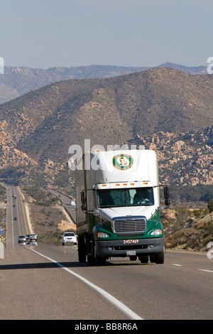 Fernverkehrs-Lkw-Fahrt auf der Interstate 8 zwischen El Centro und südlichen Kalifornien in San Diego Stockfoto