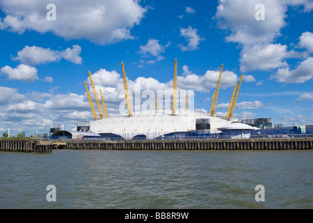 London, der Greenwich Peninsula, O2 Arena, dem Millennium Dome, vom Wasser der Themse an sonnigen Frühling Nachmittag Stockfoto