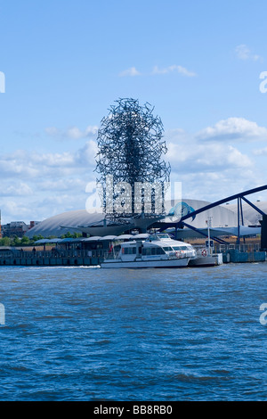 O2 Centre, Kuppel, The Millennium Man moderne zeitgenössische Statue von Antony Gormley, Teil des Quantum-Cloud-Skulptur-Serie Stockfoto