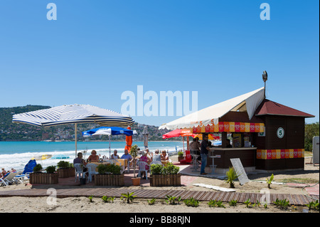 Beach Bar am Alaaddin Beach mit Blick auf die Burg, Alanya, Mittelmeerküste, Türkei Stockfoto