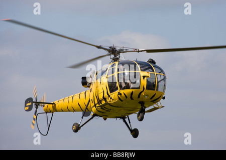 Aerospatiale SA316B Alouette 111 N9362 im Flug abheben am Breighton Flugplatz Stockfoto