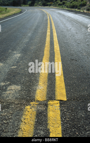 Straßenschäden verursacht durch eine Bruchlinie Erdbeben in der Nähe von Mt Carmel Junction, Utah, USA. Stockfoto