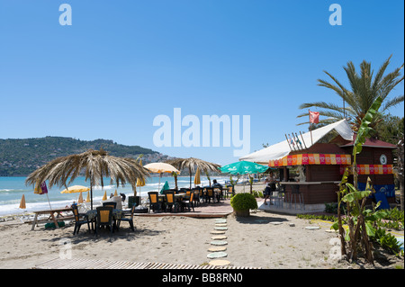 Beach Bar am Alaaddin Beach mit Blick auf die Burg, Alanya, Mittelmeerküste, Türkei Stockfoto