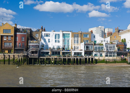 East End am Flussufer Gebäude, darunter die berühmte Limehouse Pub Inn die Trauben stammt aus 1583 von Charles Dickens besucht Stockfoto