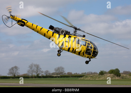 Aerospatiale SA316B Alouette 111 N9362 im Flug abheben am Breighton Flugplatz Stockfoto