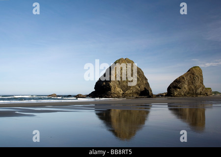 Meer Stack Reflexionen - Pistole Flussstrand Aussichtspunkt - Gold Beach, Oregon Stockfoto