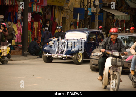 Alten Citroen Traktion auf der Straße in Hanoi Vietnam Stockfoto