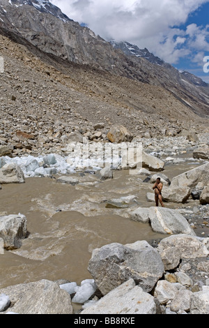 Beten an Gaumukh Glacier.The Quelle des Ganges Fluß zu widmen. Gangotri Nationalpark. Uttarakhand. Indien Stockfoto