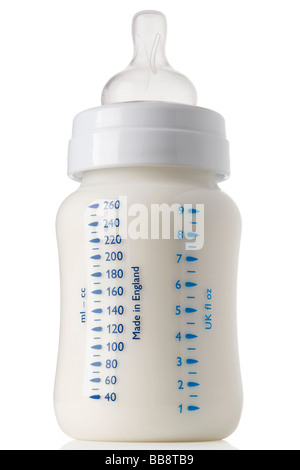 Baby-Flasche Milch auf weiß mit Beschneidungspfad Stockfoto