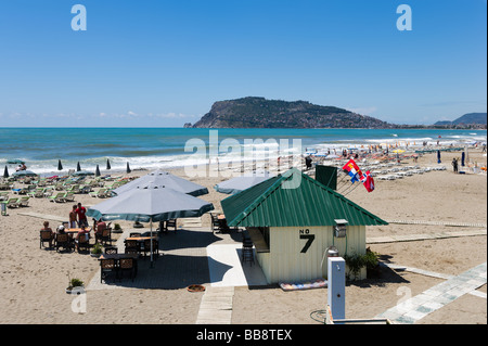 Beach Bar am Alaaddin Beach mit Blick auf die Burg, Alanya, Mittelmeerküste, Türkei Stockfoto