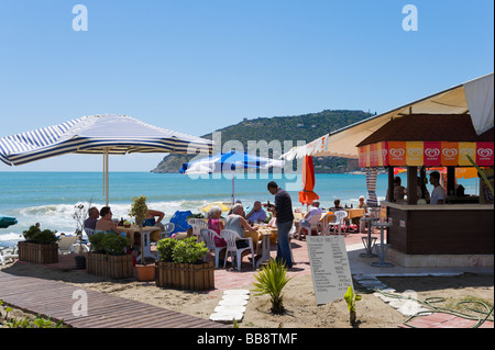 Beach Bar am Alaaddin Beach mit Blick auf die Burg, Alanya, Mittelmeerküste, Türkei Stockfoto