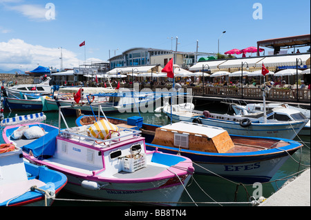 Fischerboote im Hafen von Alanya, Mittelmeerküste, Türkei Stockfoto