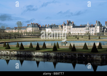 Chateau de Fontainebleau mit Landschaftsgärten und See Seine et Marne, Frankreich Stockfoto