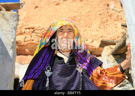 Ältere Berber Frau in traditioneller Kleidung in Chenini, Tunesien Stockfoto